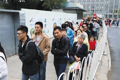 昨日，北京大学，游客在排长队进校园参观