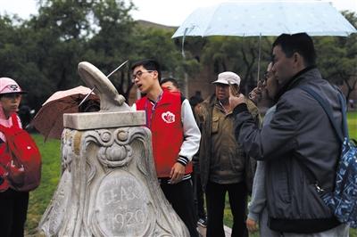 昨日，清华大学，大学生志愿者在免费为游客讲解