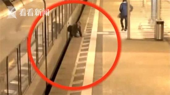 火车司机见状吓得立刻刹车，男子最终腿部多处骨折，保住一条小命。