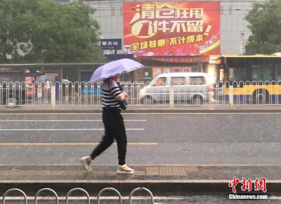 6月23日清晨，北京降雨持续，并出现了短时大雨。 记者 富宇 摄
