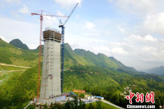 设计高度328米的全球最高混凝土桥塔——贵州平塘特大桥主塔，截至23日总高度达108.5米。　陈金平 摄