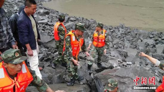 6月24日6时左右，四川茂县叠溪镇新磨村突发山体高位垮塌，40余户100余人被掩埋。 阿坝武警 供图