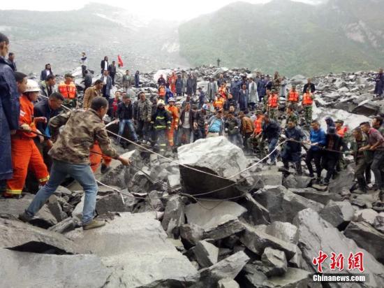 6月24日6时左右，四川茂县叠溪镇新磨村突发山体高位垮塌，40余户100余人被掩埋。 钟欣 摄