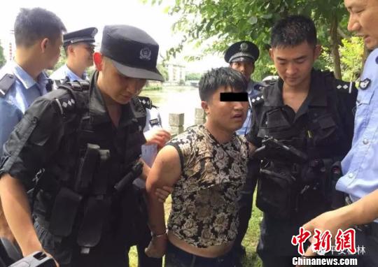 嫌疑人行凶后企图跳江逃跑，被迅速赶到现场的民警包围并抓获。　桂林警方 摄