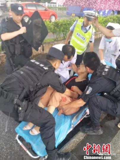 民警和医护人员通力合作对伤者进行救治。　桂林警方 摄