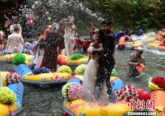 广东清远8对新人举行“漂流婚礼”。　曾令华 摄