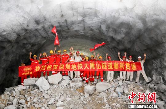 图为，7月15日建设者在庆祝隧道贯通 徐云华 摄