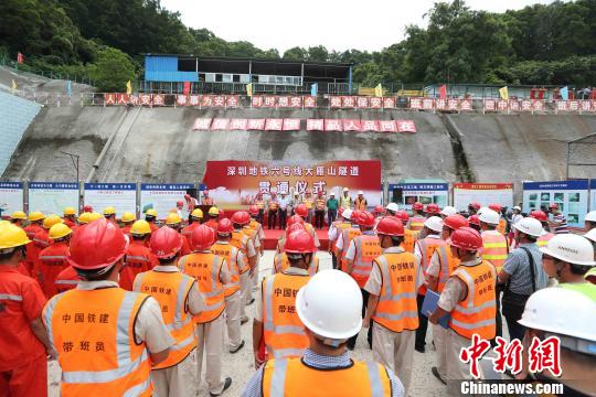 图为，7月15日建设者举行隧道贯通仪式现场 徐云华 摄