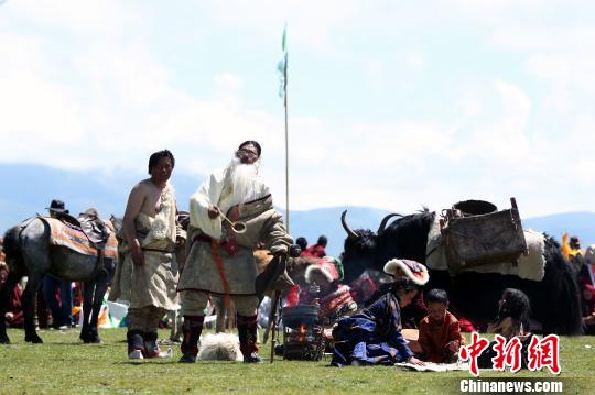 图为入场仪式上藏族游牧文化展示。　罗云鹏 摄