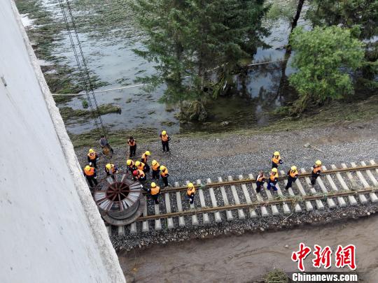 截至16日12时，沈吉铁路抢险救援工作仍在紧张有序进行中。沈铁 供图