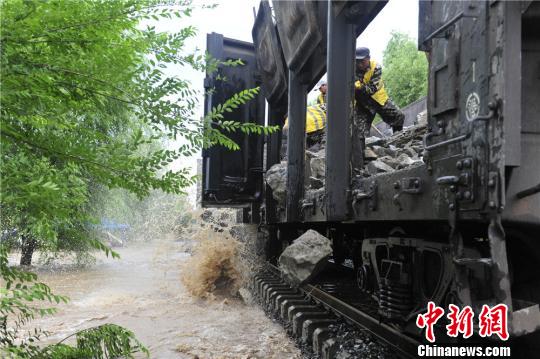 沈阳铁路局吉林工务段职工抢修被洪水损毁的线路。沈铁 供图