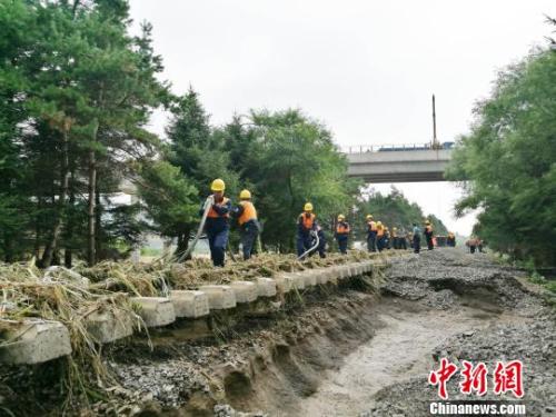 洪灾导致沈吉沿线2座桥梁被冲毁、3座桥梁的附属设备被冲毁，43处路基、40余处道床被冲空。沈铁 供图