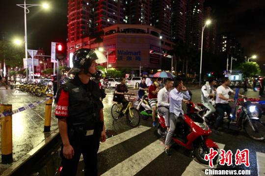 图为深圳警方已封锁现场，案件正进一步侦破中。　钟新 摄