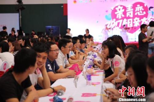 资料图：共青团浙江省委成立婚恋交友事业部，5000余人来相亲。谭侠 摄